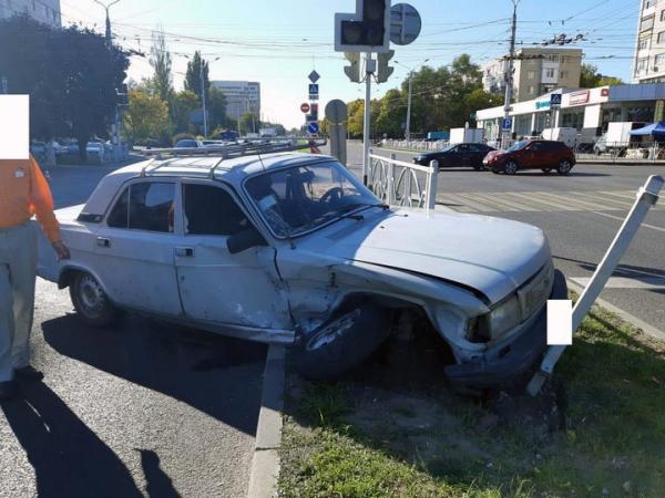 В Ставрополе на перекрестке столкнулись «БМВ» и «Волга», пострадали три человека